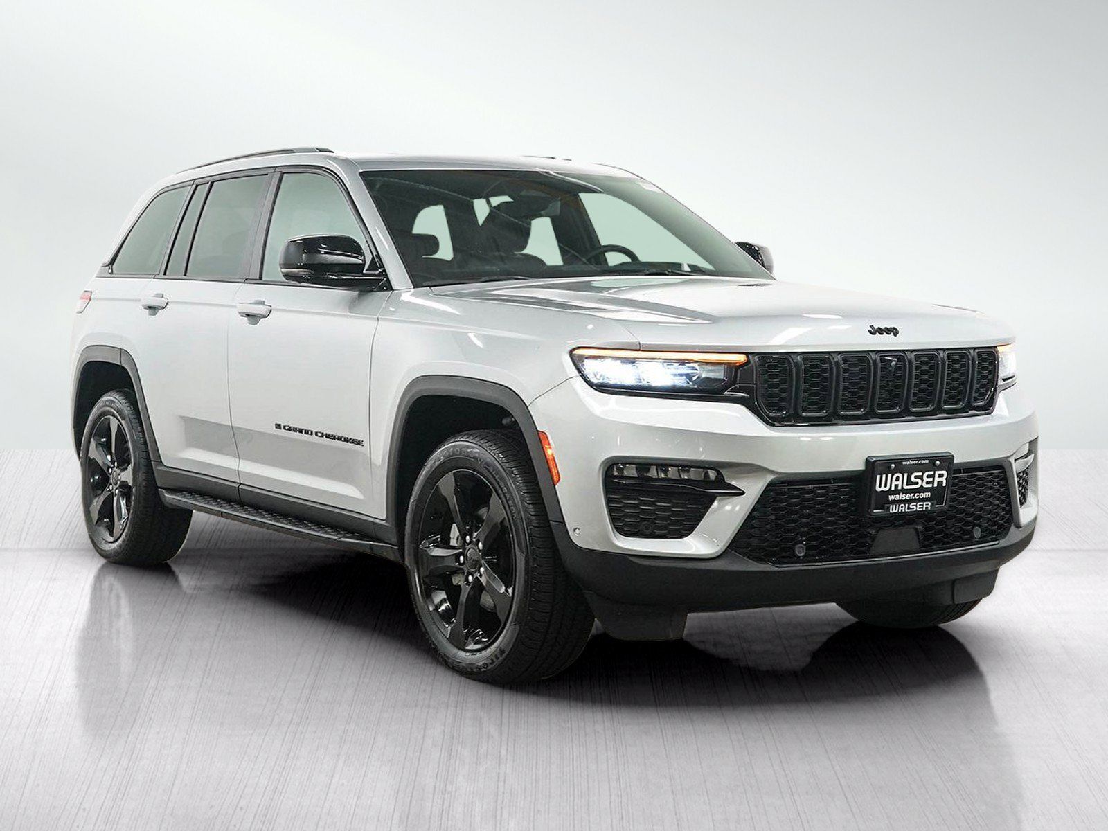 Used 2024 Jeep Grand Cherokee Limited w/ Luxury Tech Group II AWD/4WD image 7