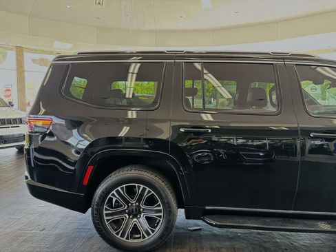 Used 2025 Jeep Wagoneer Series II AWD/4WD image 5