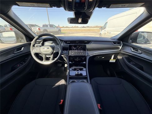 New 2025 Jeep Grand Cherokee 4WD image 10