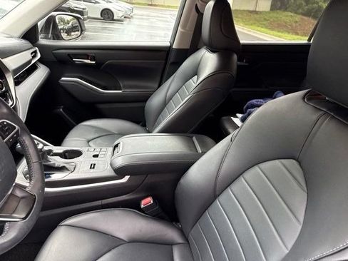 Used 2024 Toyota Highlander XLE FWD image 6