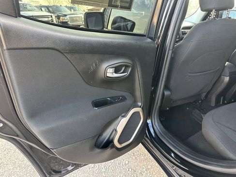 Used 2017 Jeep Renegade Latitude AWD/4WD image 33