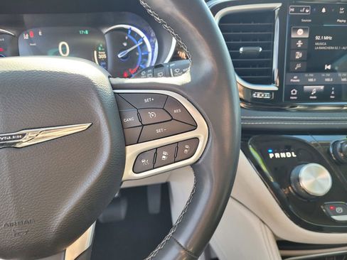 Used 2023 Chrysler Pacifica Limited FWD image 23