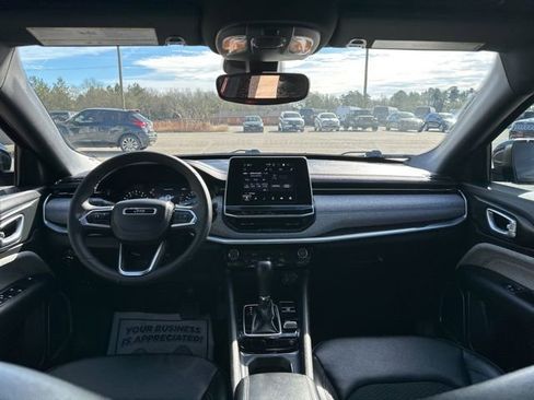 Certified 2025 Jeep Compass Latitude image 33