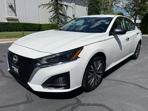 Used 2025 Nissan Altima 2.5 SV FWD image 3