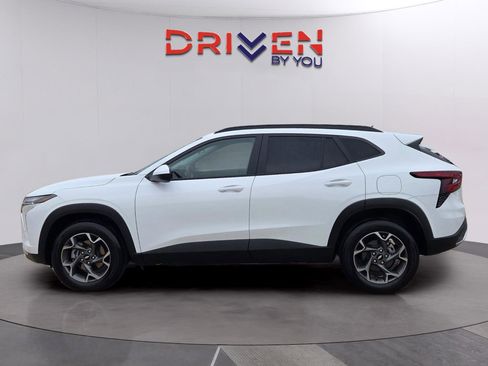 Used 2024 Chevrolet Trax LT image 2