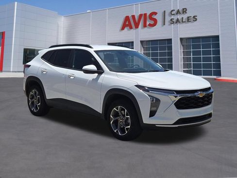 Used 2025 Chevrolet Trax LT w/ LT Convenience Package FWD image 3