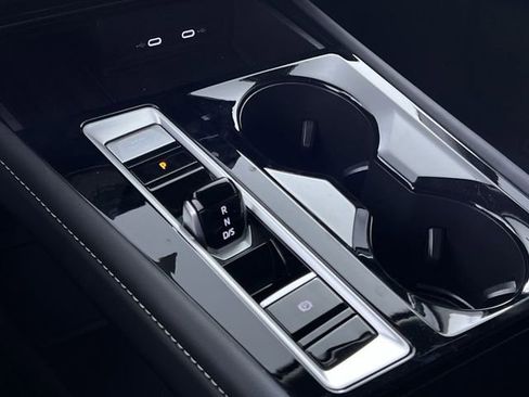 Used 2025 Volkswagen Atlas SE image 19