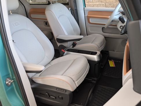 Used 2025 Volkswagen ID. Buzz Pro S Plus RWD image 24