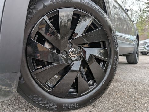 Used 2024 Volkswagen Atlas SE w/ Black Wheel Package image 33