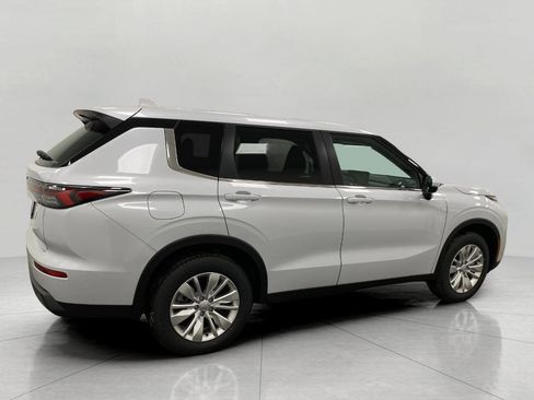 New 2026 Mitsubishi Outlander ES image 2