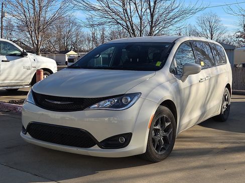 Used 2019 Chrysler Pacifica Touring Plus w/ S Appearance Package image 2