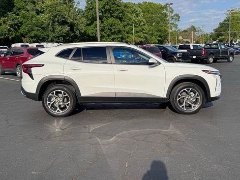 Used 2024 Chevrolet Trax LT w/ LT Convenience Package FWD image 4