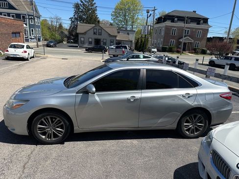 Used 2016 Toyota Camry SE FWD image 12