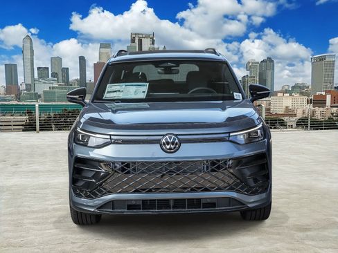 New 2026 Volkswagen Tiguan SE R-Line FWD image 2