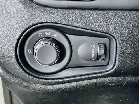 Used 2023 Jeep Renegade Latitude AWD/4WD image 10