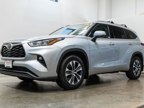 Used 2020 Toyota Highlander XLE AWD/4WD image 3