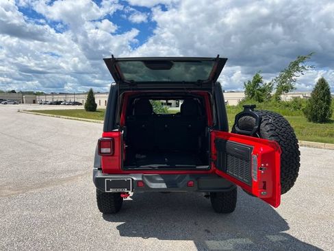 Used 2022 Jeep Wrangler Unlimited Rubicon w/ Cold Weather Group AWD/4WD image 9