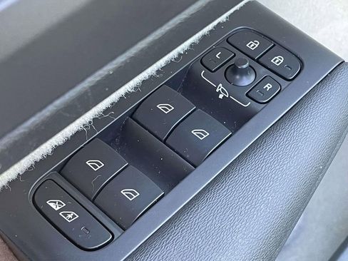 Used 2021 Volvo XC40 T5 Momentum w/ Premium Package image 6