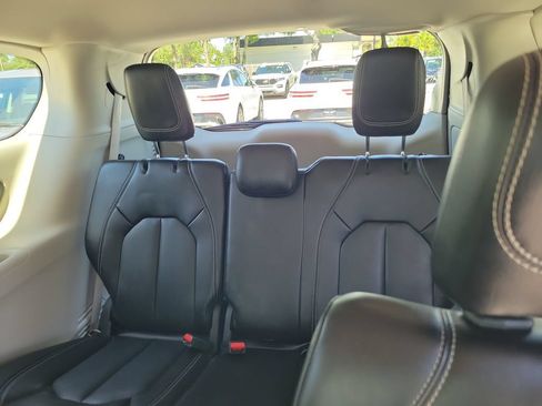 Used 2023 Chrysler Pacifica Touring-L FWD image 12