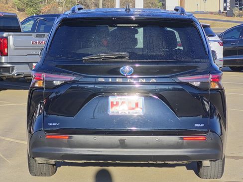 Used 2025 Toyota Sienna XLE image 5