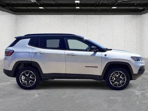Certified 2025 Jeep Compass Trailhawk AWD/4WD image 4