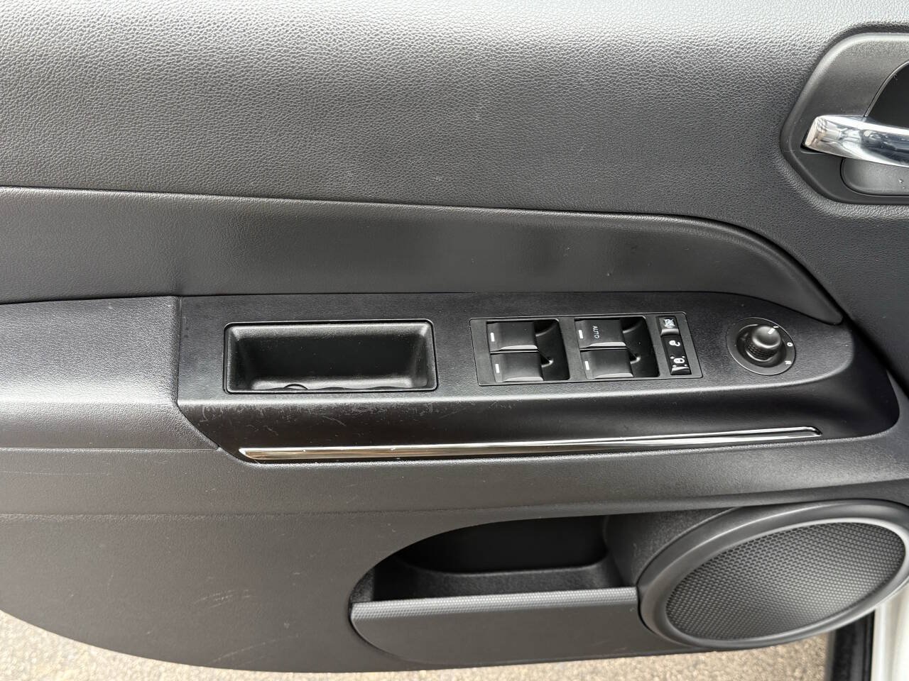 Used 2011 Jeep Patriot Latitude FWD image 7