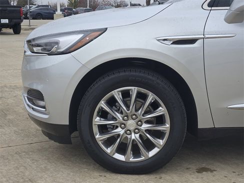 Used 2020 Buick Enclave Essence image 8