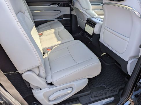 New 2026 Jeep Grand Wagoneer Summit AWD/4WD image 33