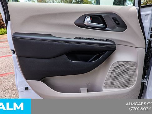 Used 2024 Chrysler Pacifica Touring-L FWD image 37