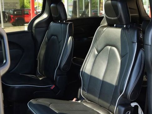 Used 2025 Chrysler Pacifica Limited FWD image 30