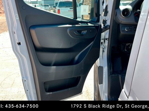 Used 2025 Mercedes-Benz Sprinter 2500 image 13