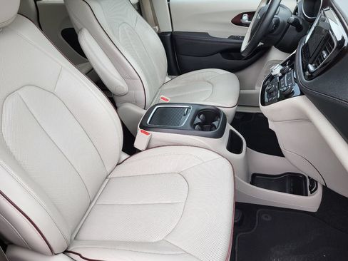 Used 2018 Chrysler Pacifica Limited FWD image 17
