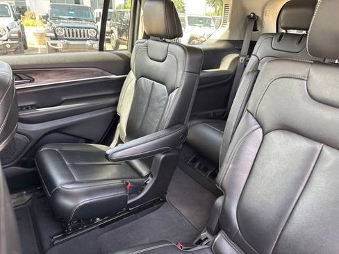 Used 2023 Jeep Grand Cherokee L Limited AWD/4WD image 10