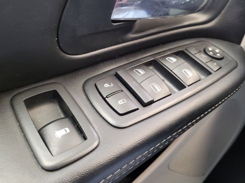 Used 2016 Chrysler Town & Country Limited image 27