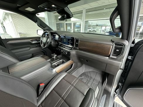 Used 2025 Chevrolet Silverado 1500 High Country AWD/4WD image 29