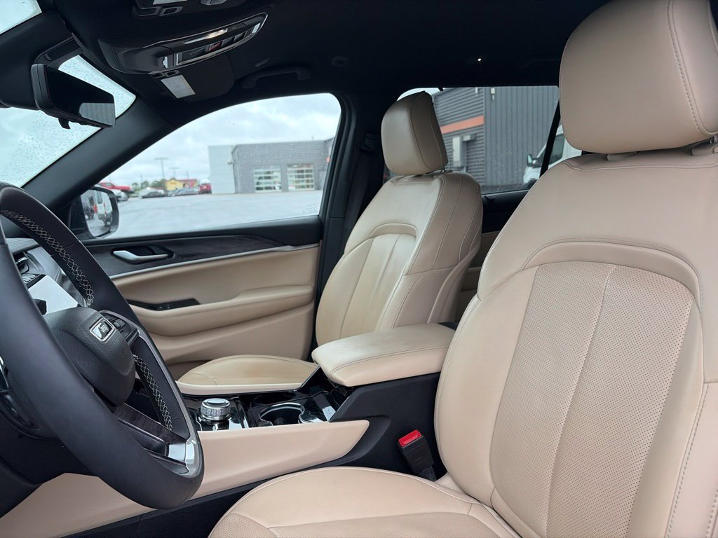 Used 2023 Jeep Grand Cherokee L Limited w/ Luxury Tech Group II AWD/4WD image 4