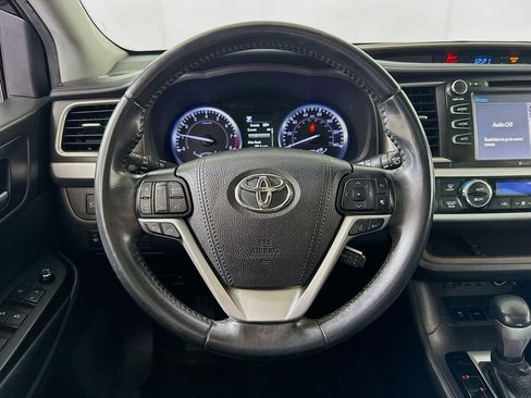 Used 2019 Toyota Highlander XLE AWD/4WD image 11
