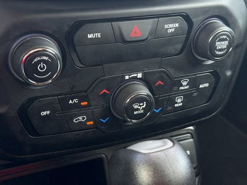 Used 2020 Jeep Renegade Latitude FWD image 19