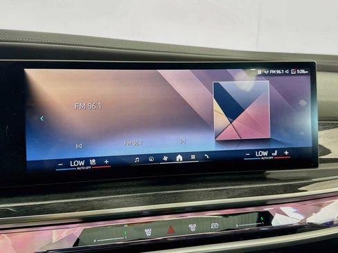 Used 2023 BMW i7 xDrive60 AWD/4WD image 34