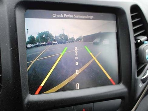 Used 2016 Jeep Cherokee Latitude w/ Cold Weather Group FWD image 11