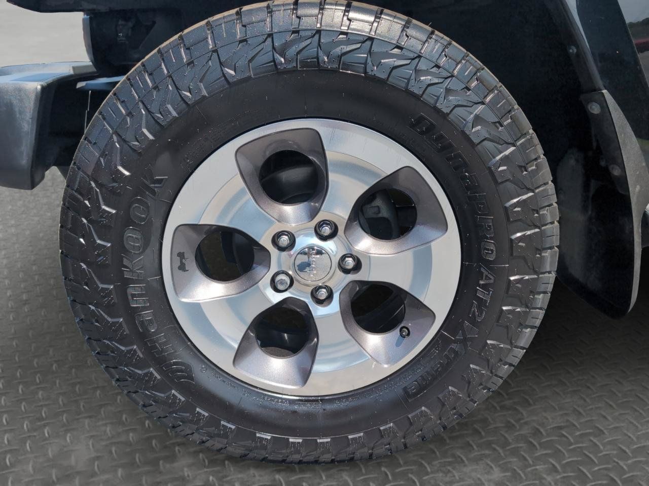 Used 2017 Jeep Wrangler Unlimited Sahara w/ Connectivity Group AWD/4WD image 29