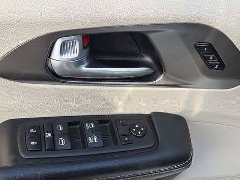 Used 2024 Chrysler Pacifica Touring-L image 14