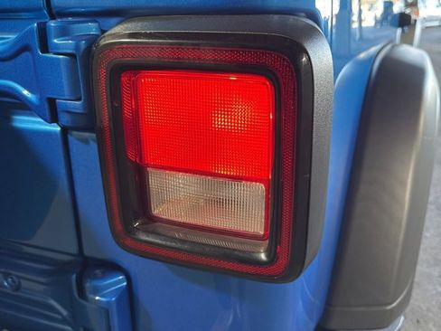 Used 2023 Jeep Wrangler Sport S image 16