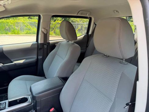 Used 2018 Toyota Tacoma SR5 RWD image 23