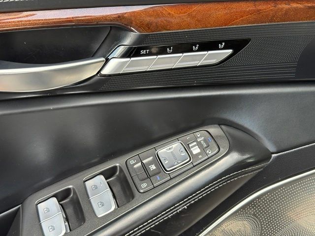Used 2017 Genesis G90 3.3T Premium RWD image 28