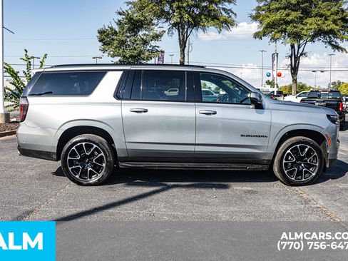 Used 2025 Chevrolet Suburban RST image 11
