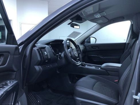 Used 2025 Nissan Pathfinder SV image 11