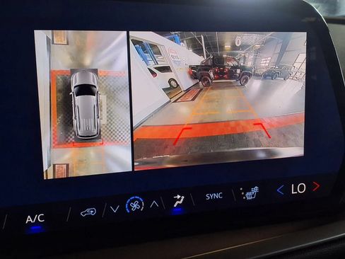 Used 2024 Chevrolet Traverse LT AWD/4WD image 19