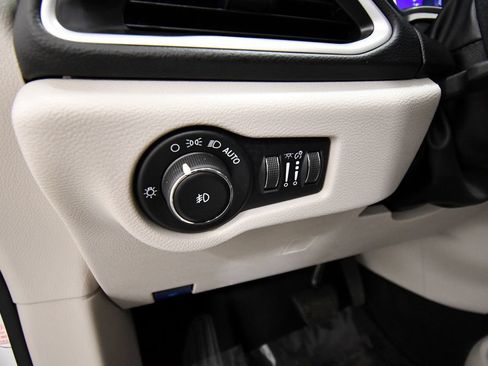 Used 2023 Chrysler Pacifica Touring-L FWD image 18