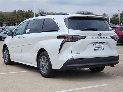 New 2026 Toyota Sienna XLE image 3